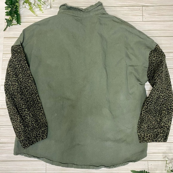Simplee Apparel— Green Button Down Shirt With Animal Print 🐆 💚 - Picture 2 of 6